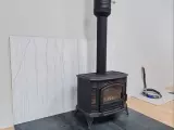 Чугунная печь-​камин Kratki Koza K9 с&nbsp;порталом из керамогранита