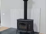 Чугунная печь-​камин Kratki Koza K9 с&nbsp;порталом из керамогранита