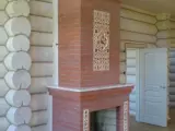 Классический камин с&nbsp;открытой топкой, украшенный изразцовыми вставками