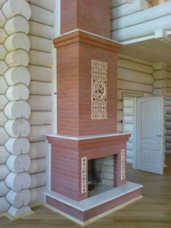 Классический камин с&nbsp;открытой топкой, украшенный изразцовыми вставками