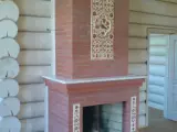 Классический камин с&nbsp;открытой топкой, украшенный изразцовыми вставками