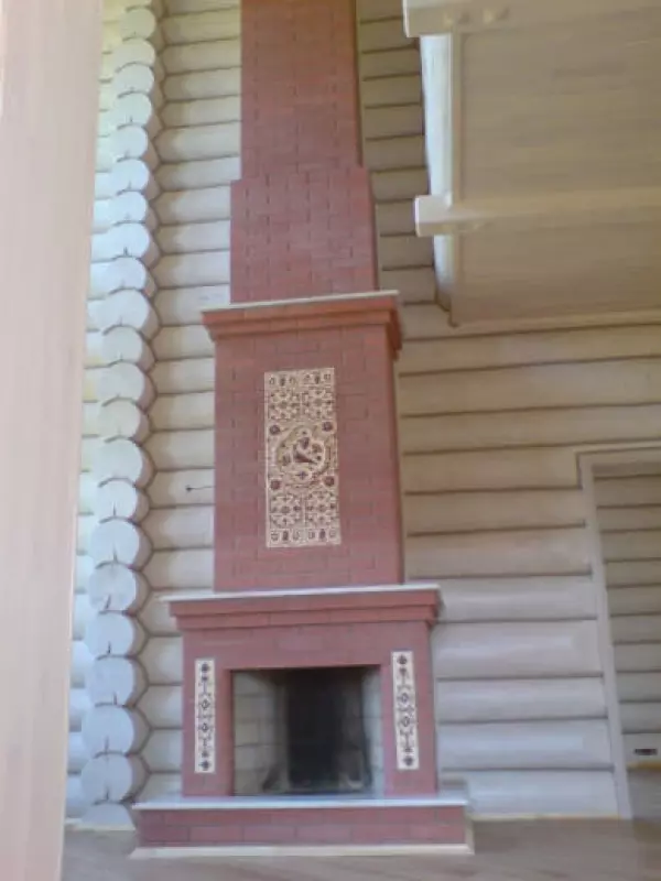 Классический камин с&nbsp;открытой топкой, украшенный изразцовыми вставками