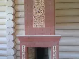 Классический камин с&nbsp;открытой топкой, украшенный изразцовыми вставками