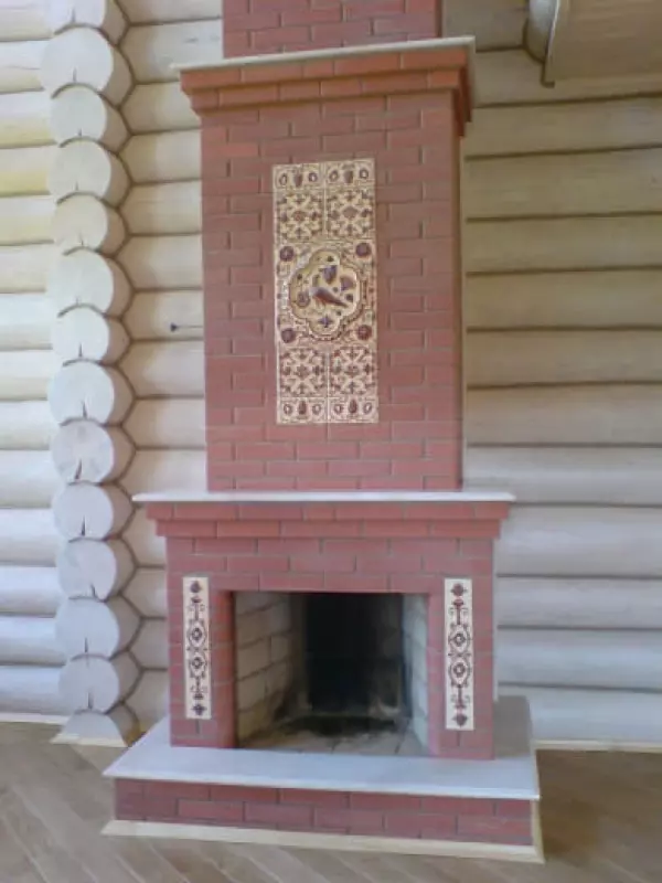 Классический камин с&nbsp;открытой топкой, украшенный изразцовыми вставками