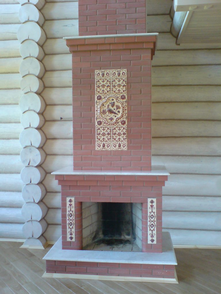 Классический камин ручной работы из кирпича